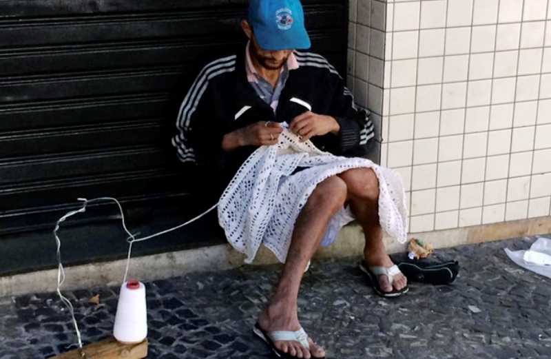 Morador de rua ganha renda fazendo crochê